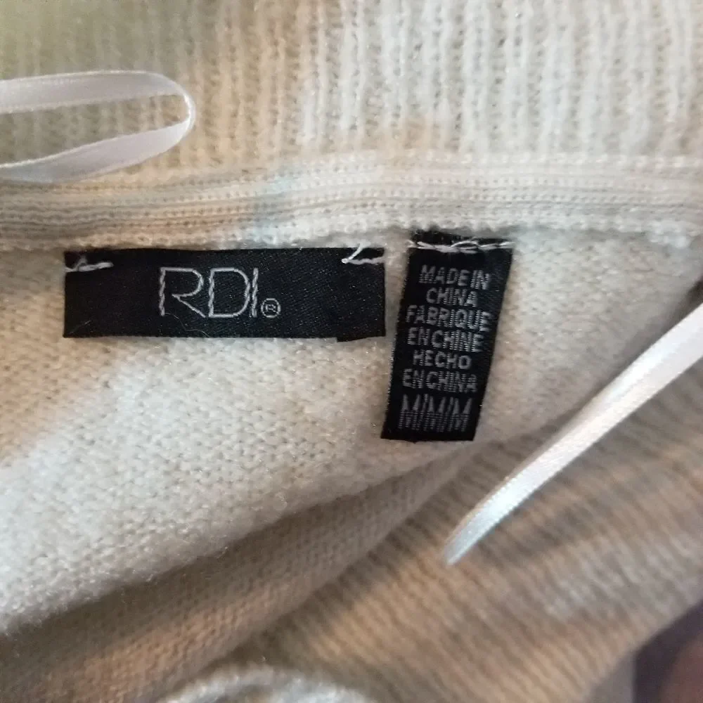 ‎RDI Cream V-Neck Sweater Size Medium